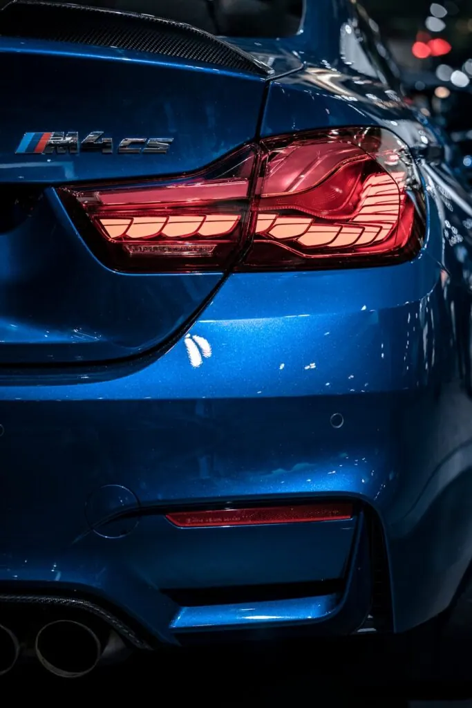 Przyciemnione tylne lampy BMW M4 CS