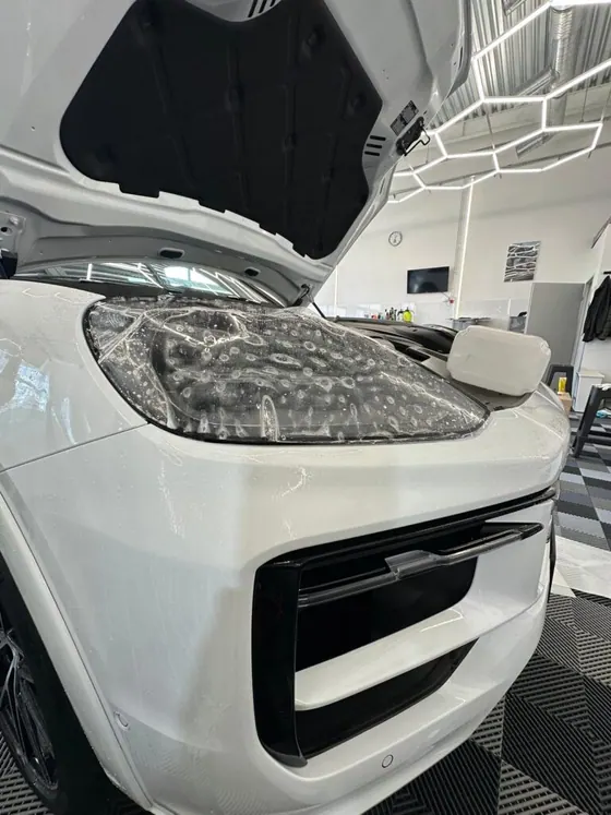 Aplikacja folii na reflektorze Porsche Cayenne