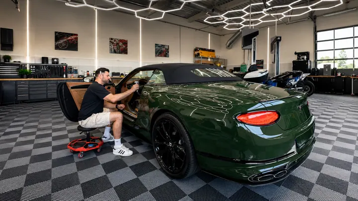 Bentley Continental GTC w hali OKLEJ PPF