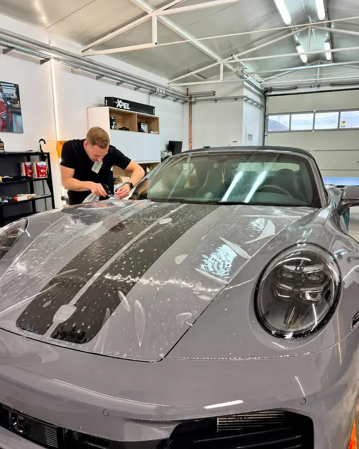 Aplikacja folii ochronnej PPF na masce Porsche 911