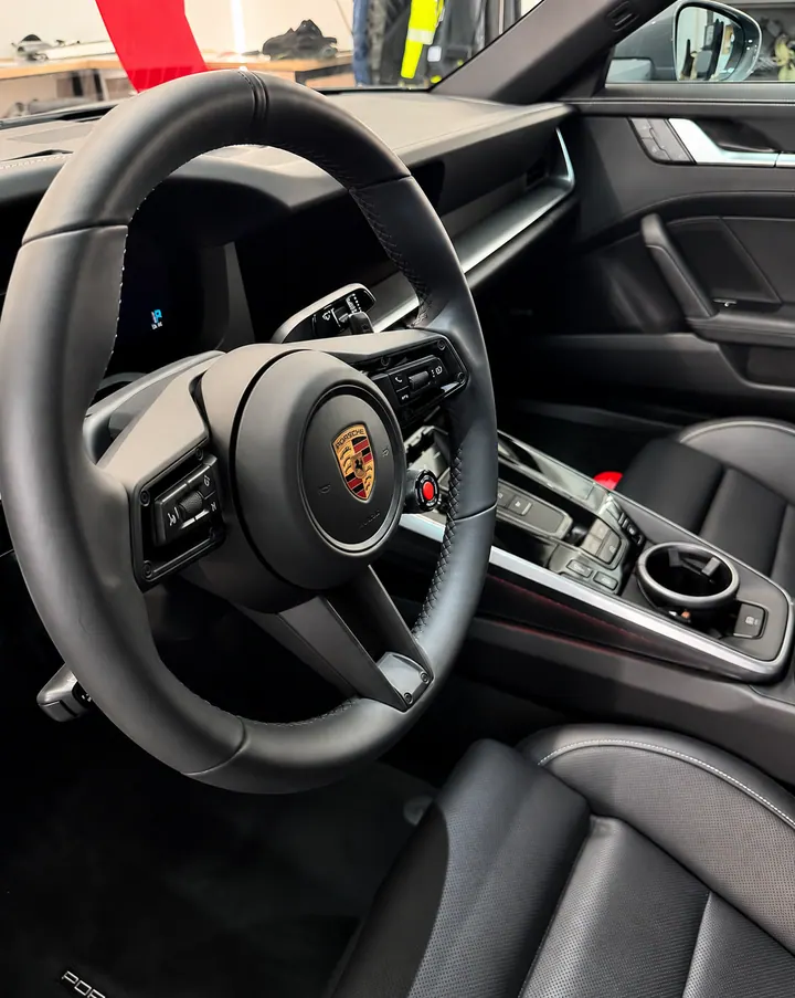 Wnętrze Porsche 911 po detailingu