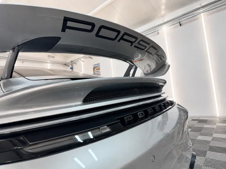 Tylne skrzydło Porsche 911 Turbo S po zabezpieczeniu folią
